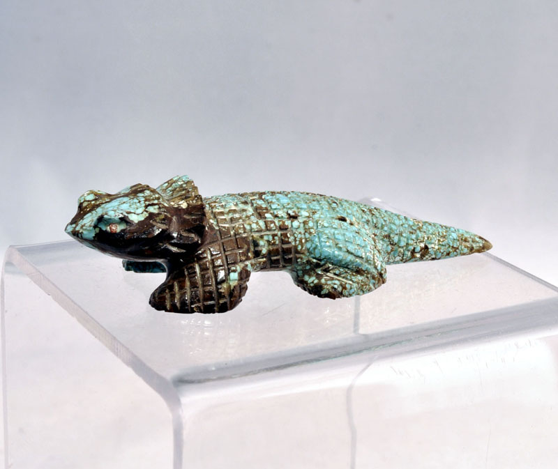 High quality carving and turquoise stone in this horned toad Zuni pueblo indian horned toad fetish carving